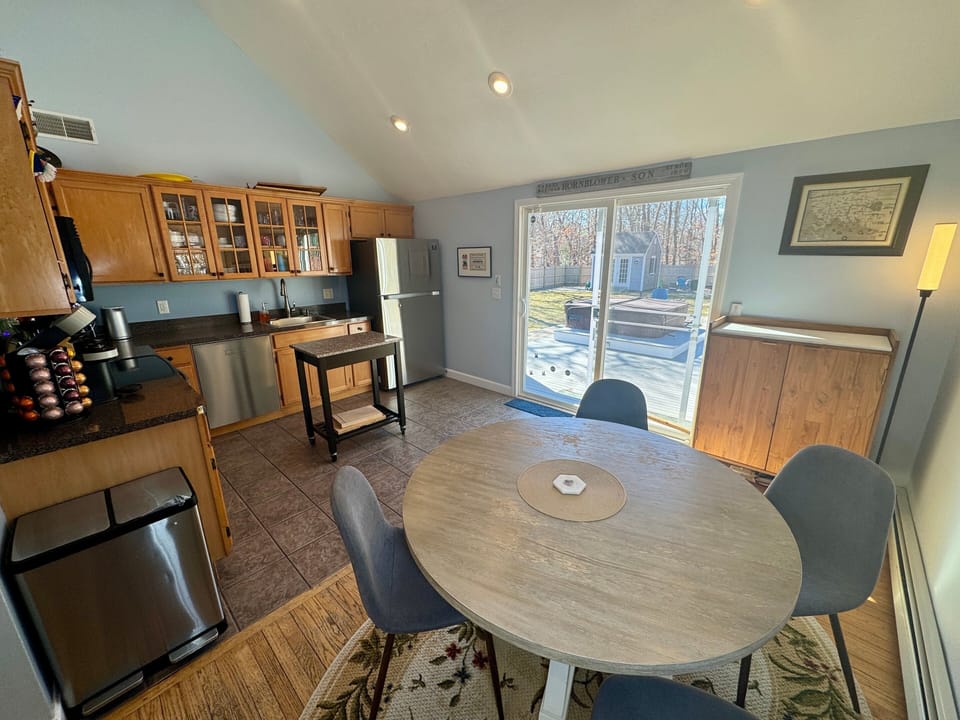 Kitchen / Dining Area