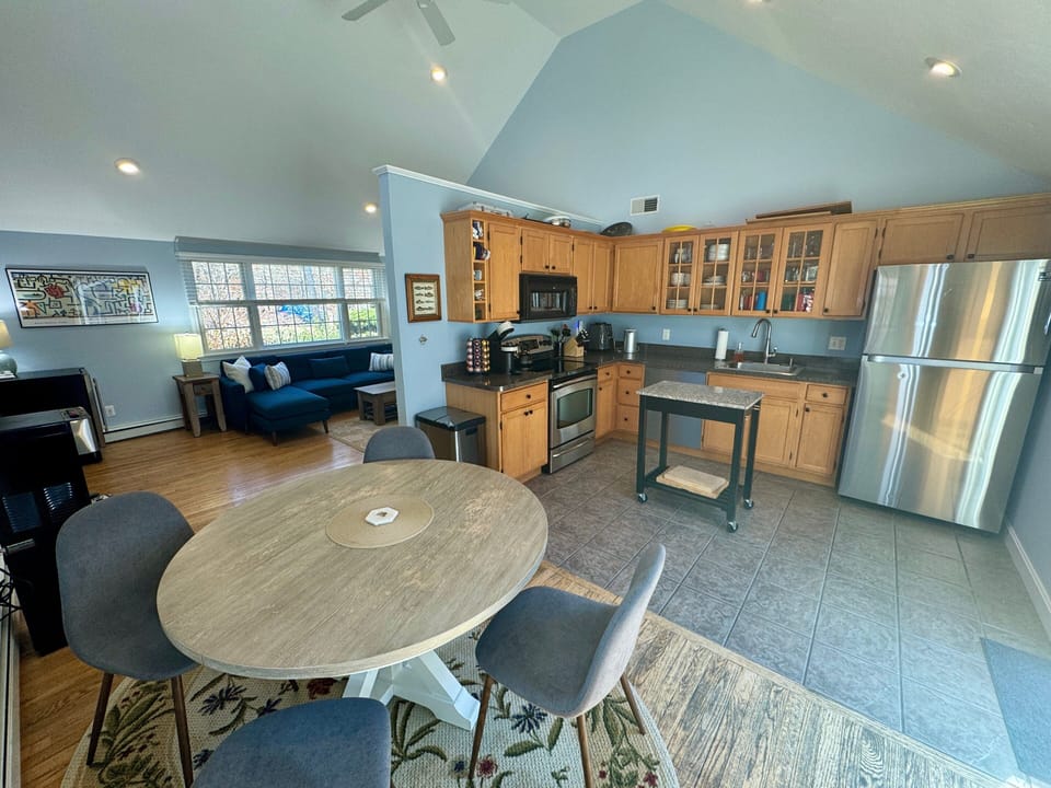 Kitchen / Dining Area