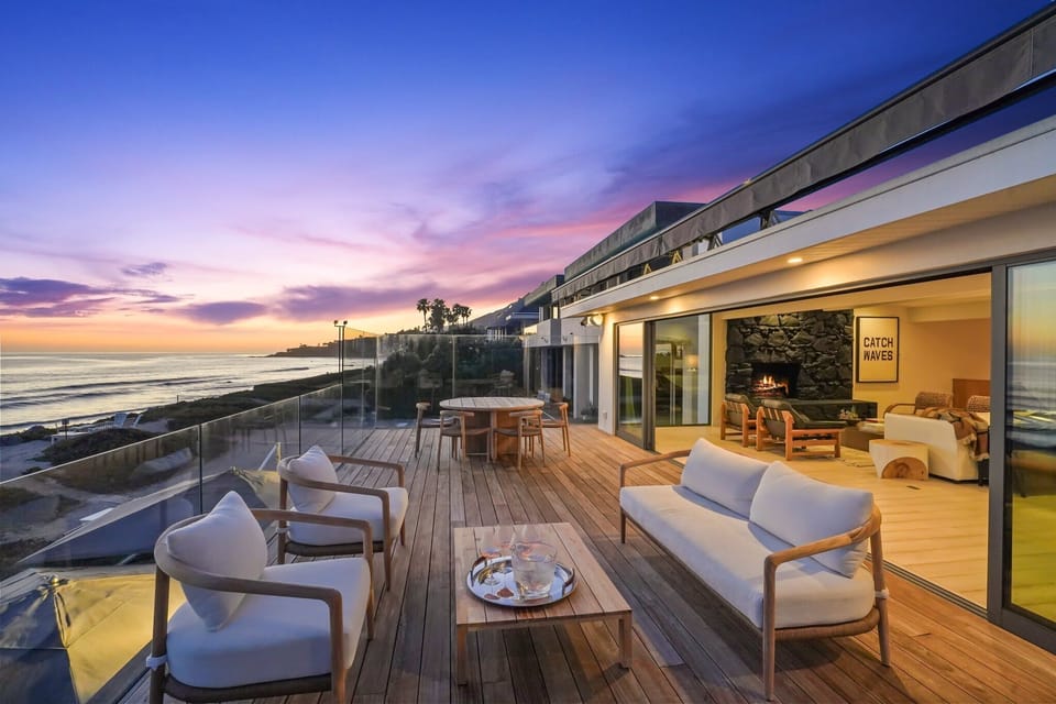 Seaside luxury, where every sunset feels like a masterpiece.






