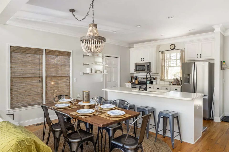 Dining Area: Bright and inviting, perfect for shared meals and laughter with loved ones!