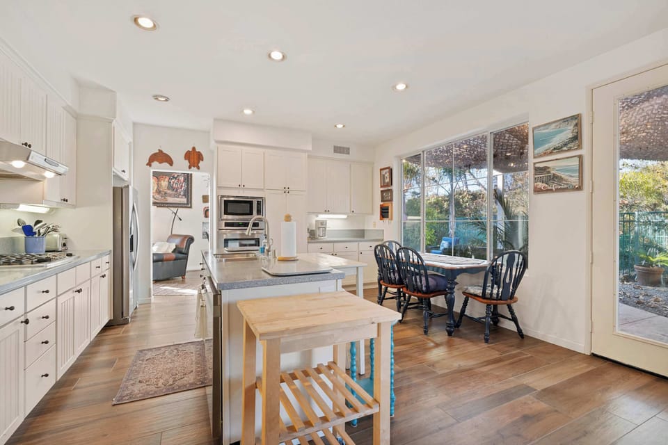 Fully equipped Kitchen with a dining table 