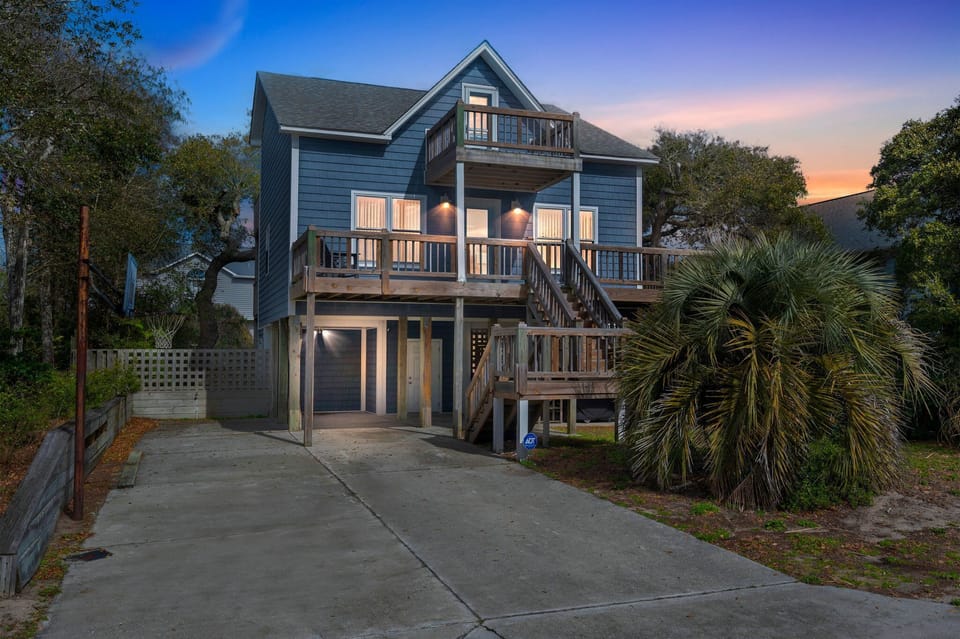 Welcome home! Charming front entrance with great curb appeal.