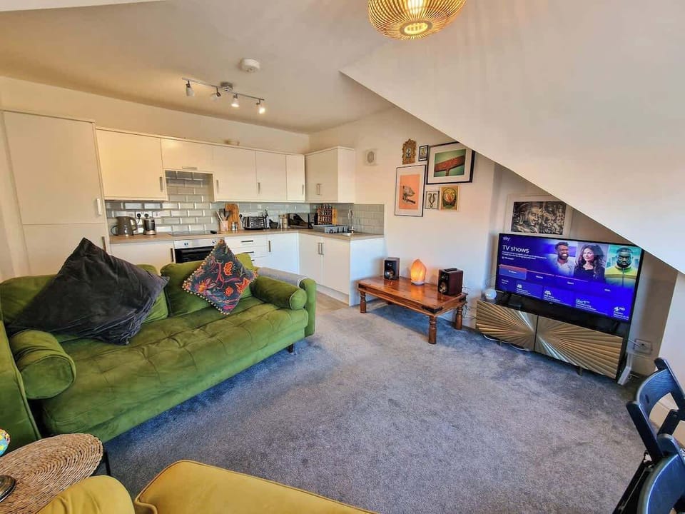 Relax with family and friends in the living room, watch your favourite films and series on the Smart TV