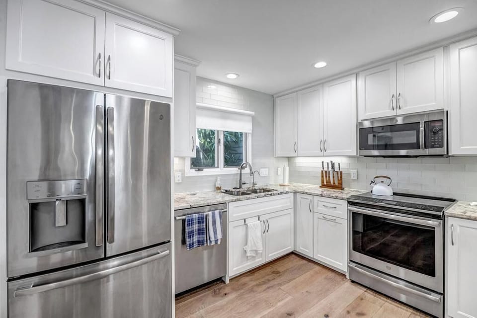 - Stainless steel fridge with ice maker and filtered water keeps everything chilled with ease
- Double sink setup by the window lets in light while you prep or clean up after meals
- Well stocked, welcoming space perfect for home style cooking
