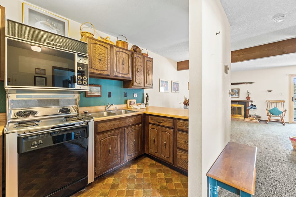Full kitchen.