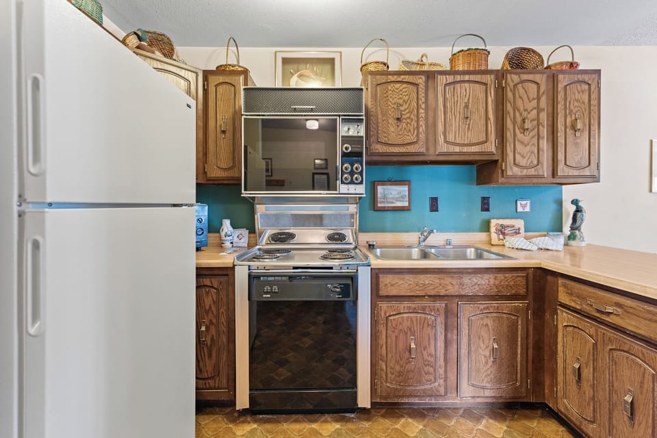 Full kitchen.