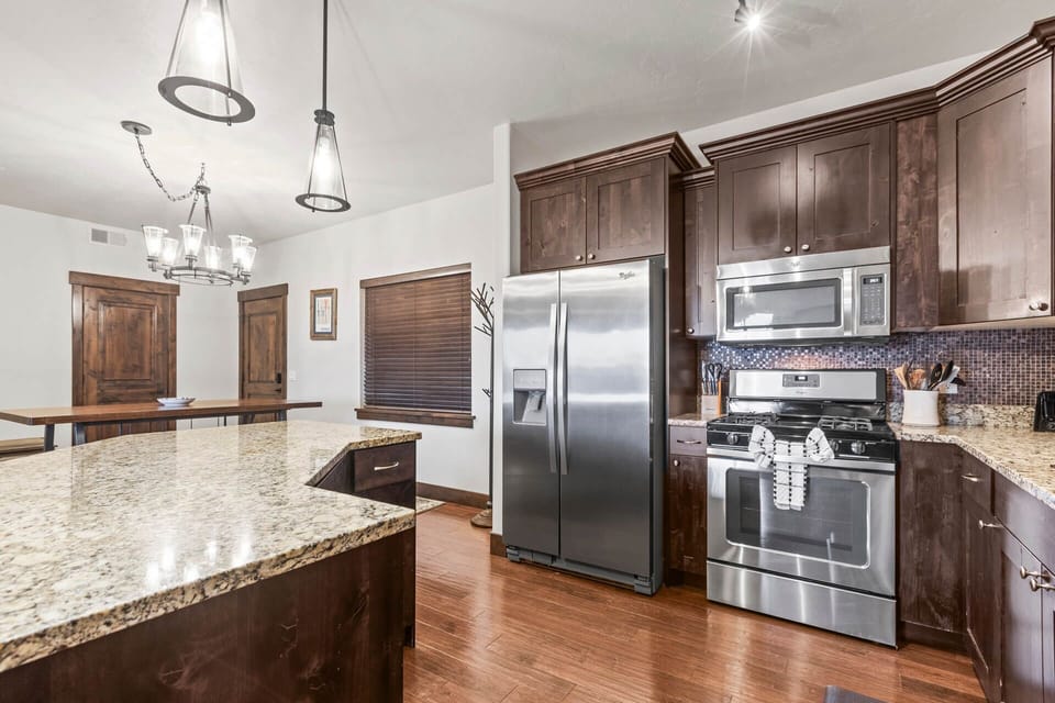 Bear Hollow Ridge 2207: Fully-equipped kitchen with stainless steel appliances