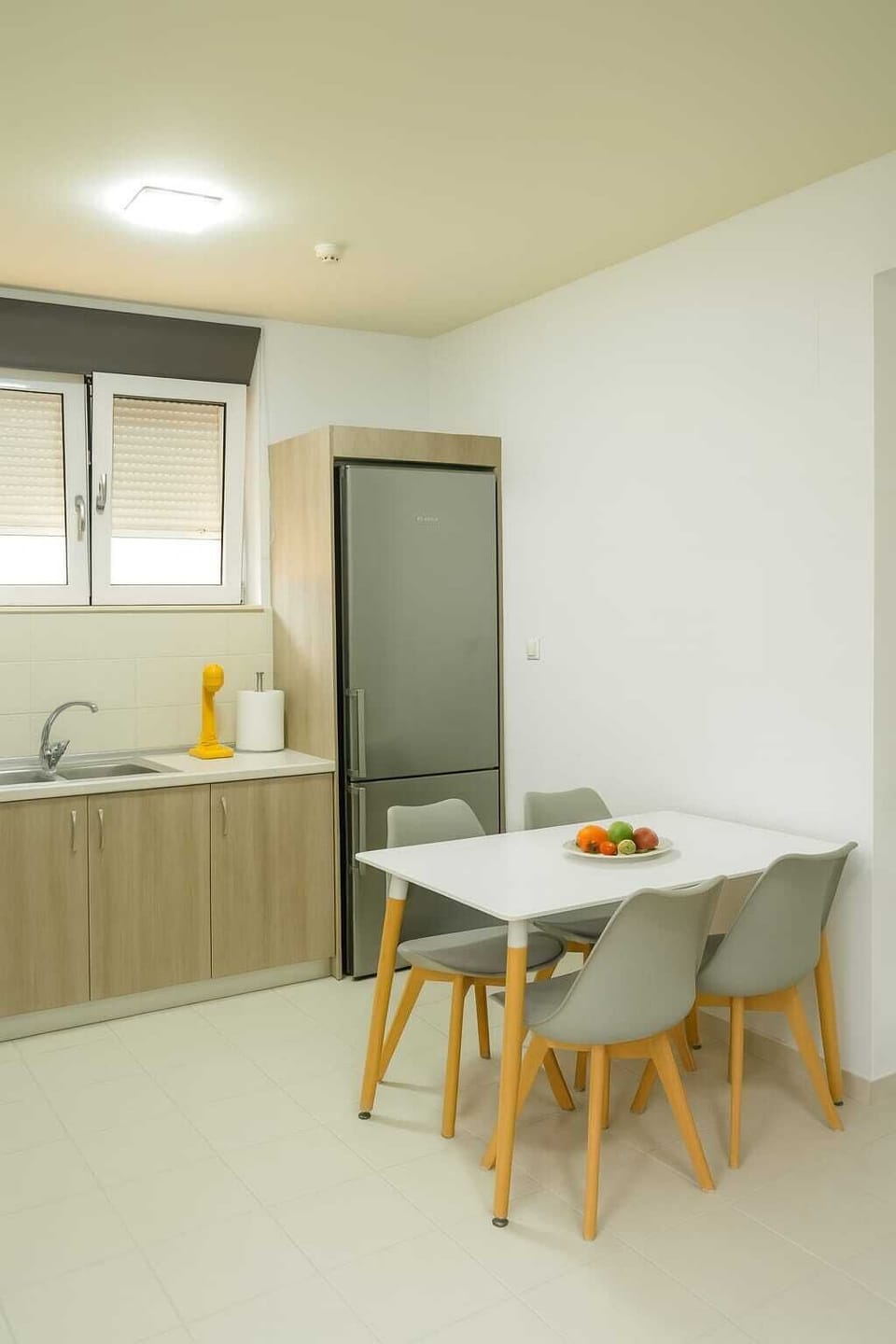 Kitchen Details – Appliances and Essentials
Clean and modern kitchen featuring built-in microwave, electric stovetop, and essential cookware.
