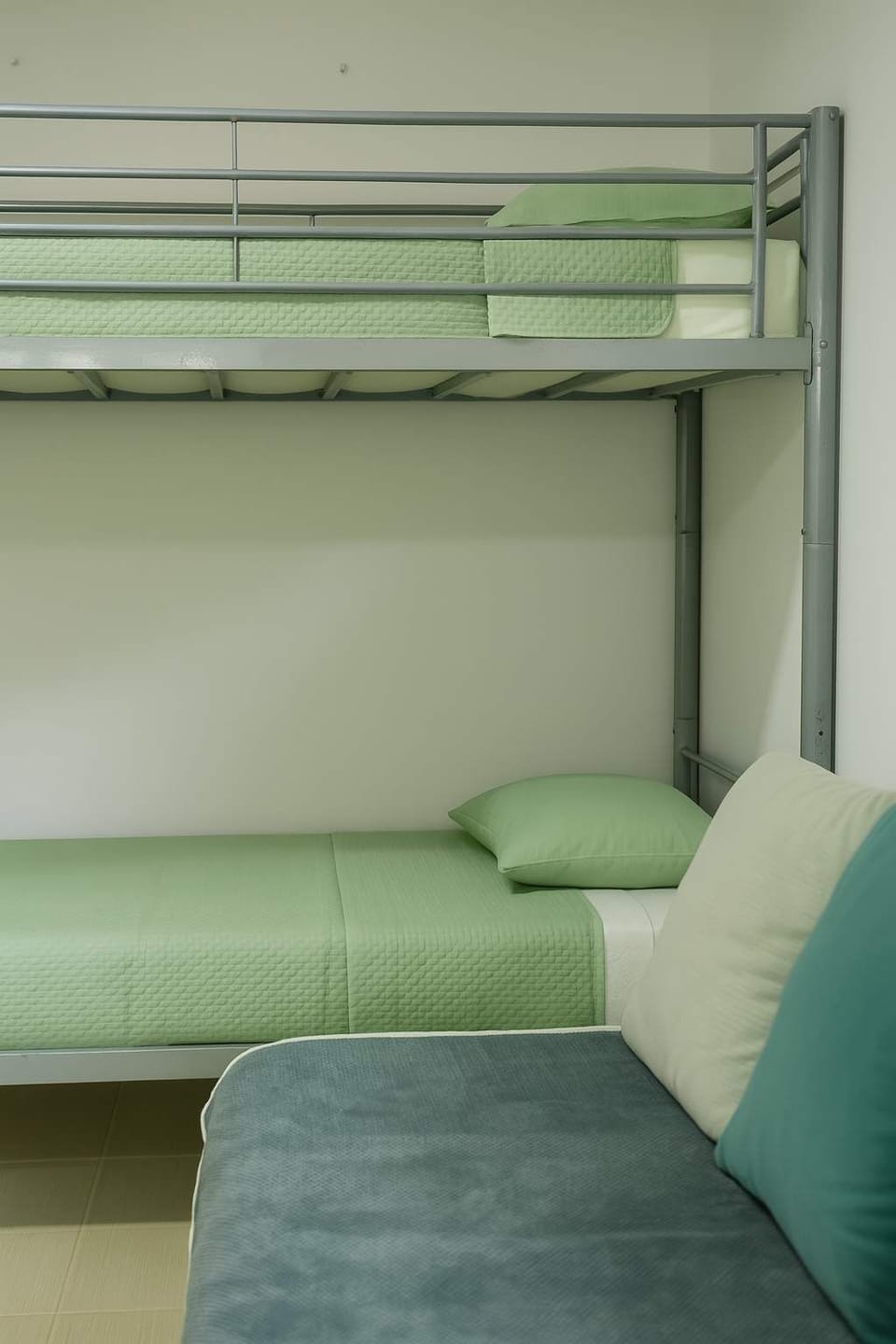 Interior View – Bunk Area with Light and Space
Alternate perspective showing the practical arrangement of bunk beds and room lighting.