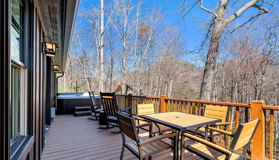 Large deck with plenty of seating