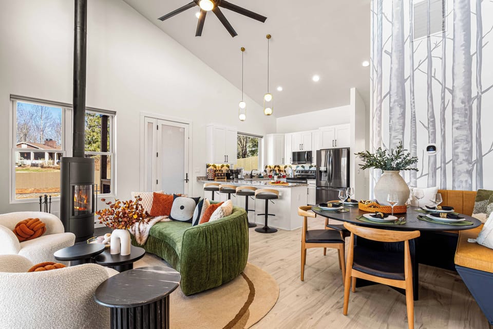 Ramp to entry, kitchen bar seats 4, breakfast nook seats 6 with Mountain views.