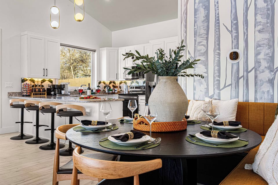 Talk, eat and laugh together in the built-in breakfast nook for 6 and bar for 4.