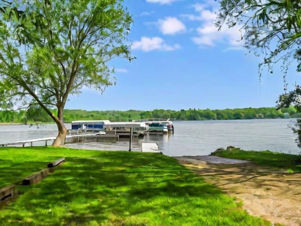 Guest access to lake association boat launch. Boat must be towed back to home each evening.