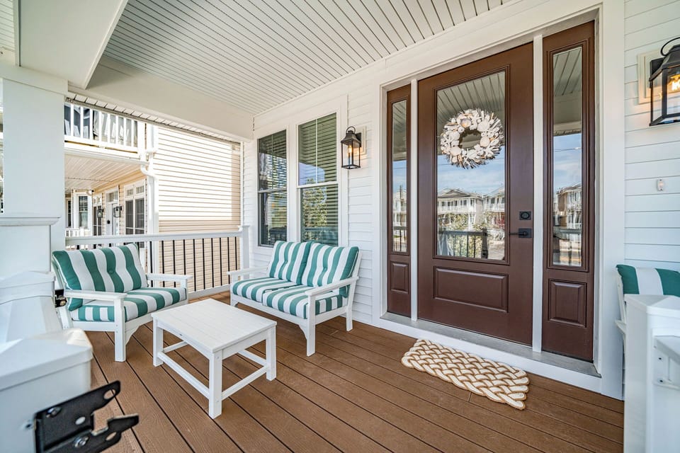 Porch area with lots of seating
