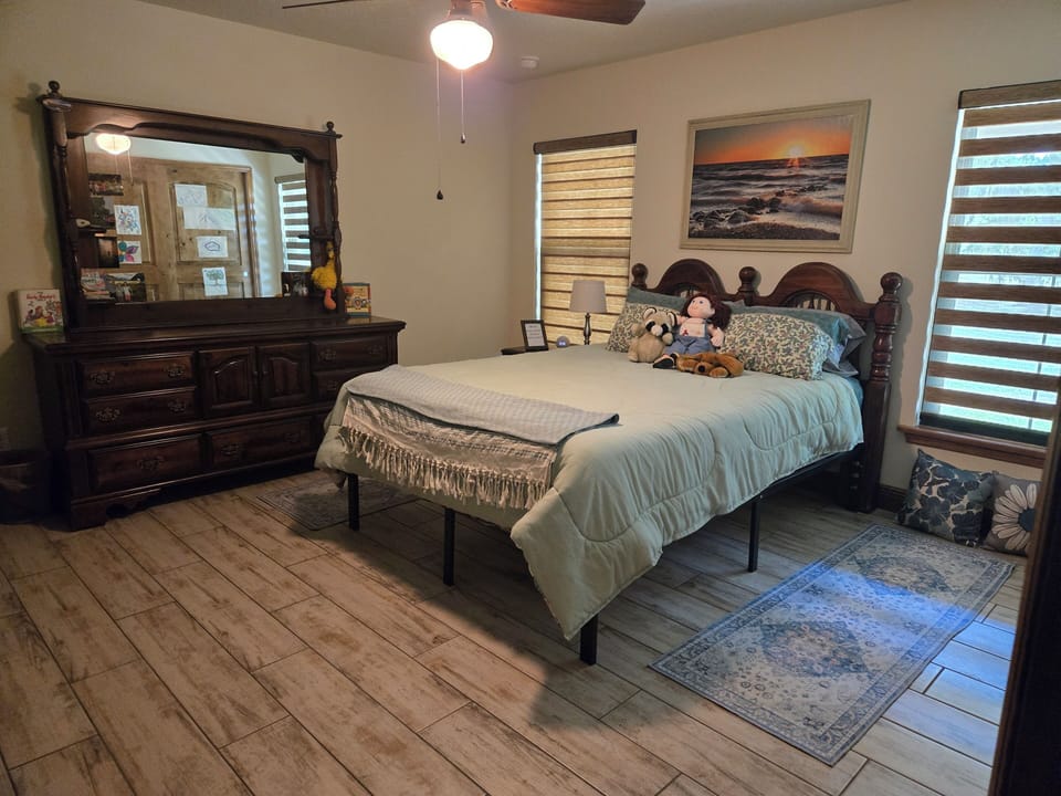 Bedroom 2-queen