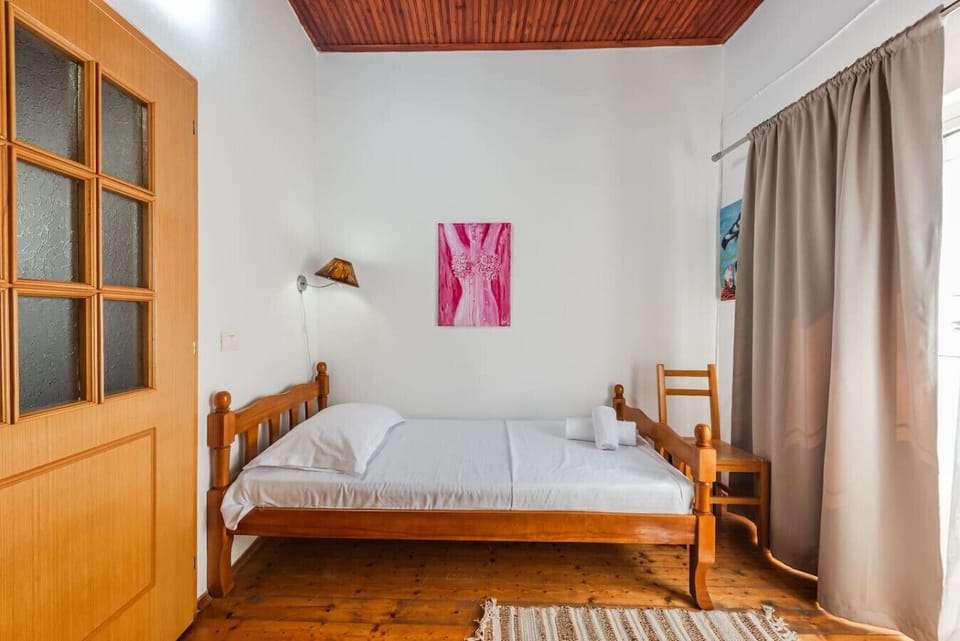 Bedroom with two single beds