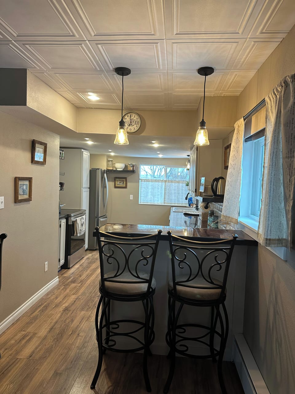 Breakfast bar at the kitchen.