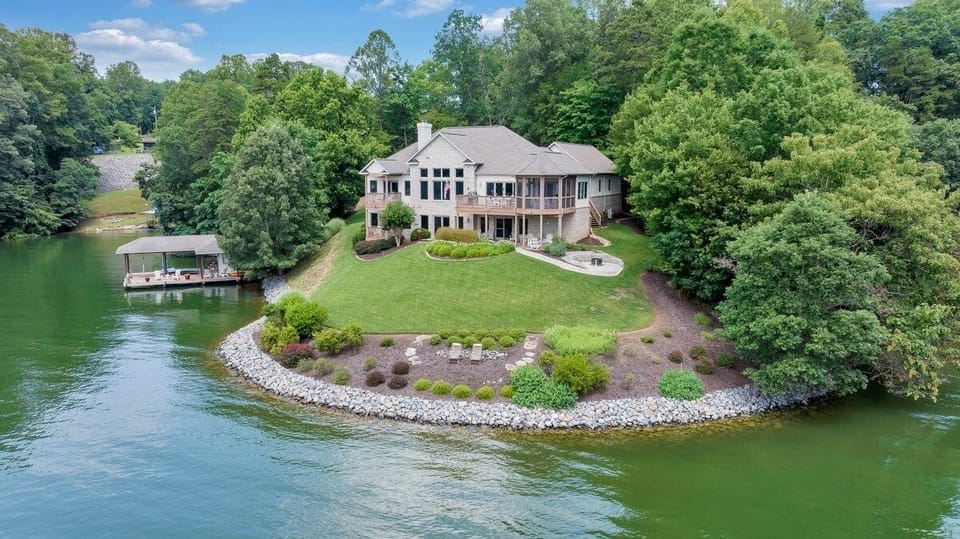 1k feet of shoreline and 10acres! Large deep water cove off of the main channel