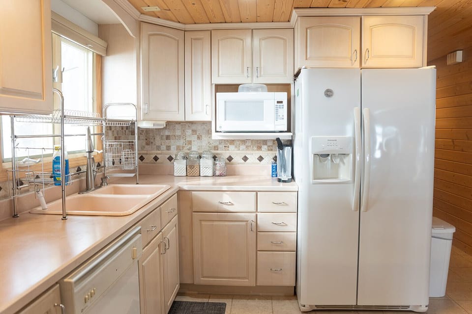 Fully stocked kitchen, ice maker in freezer, high chairs for the littles.