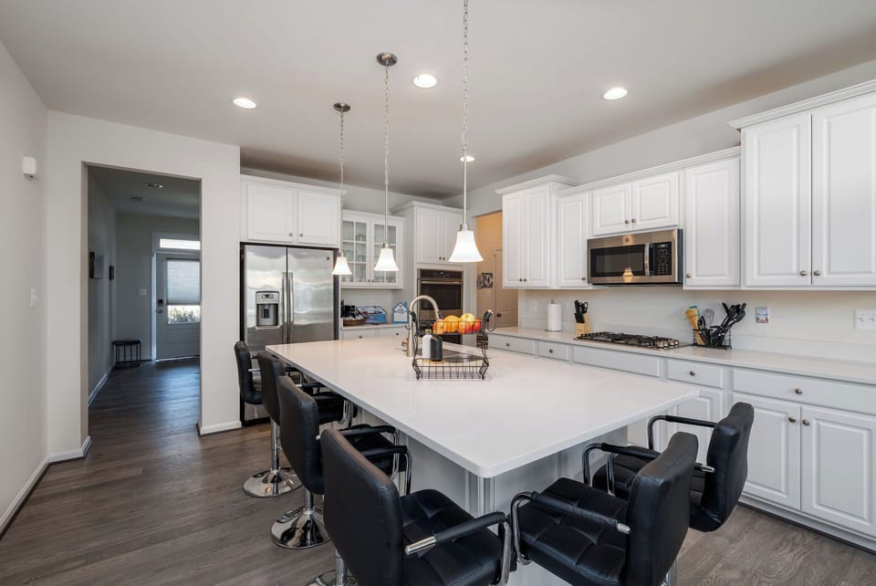 Enjoy our professional kitchen with double oven and more!