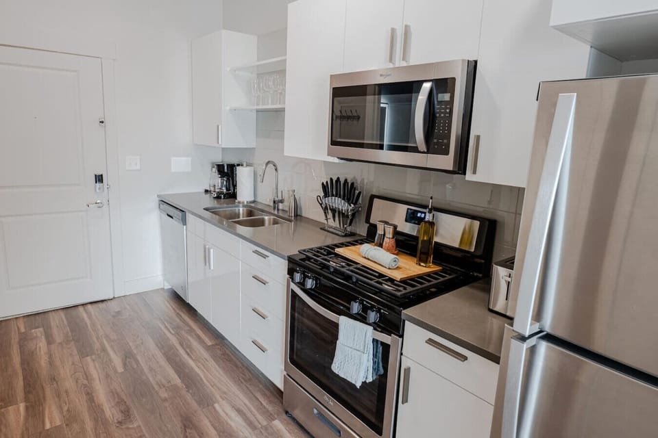 Fully stocked kitchen with all that you need. Pots, pans, bakeware, salt +pepper, and olive oil!!