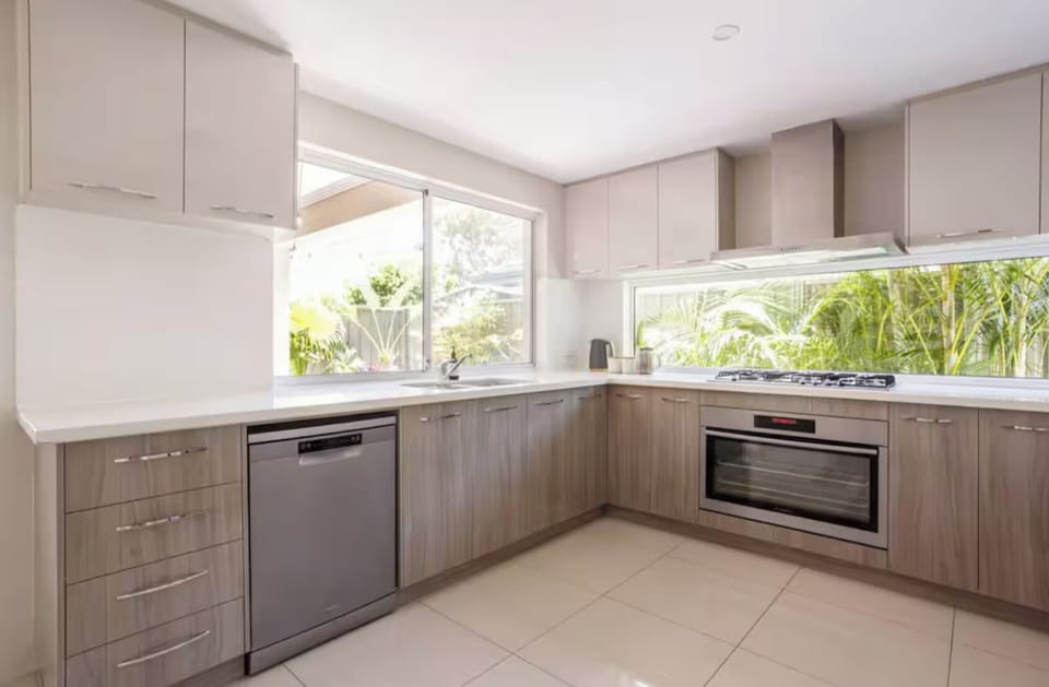 Fully equipped kitchen; large oven, coffee machine, dishwasher, microwave etc