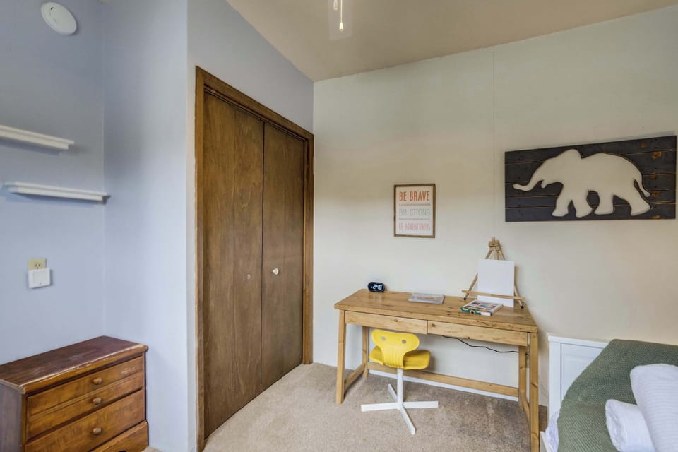A cozy workspace and storage – this bedroom features a dedicated desk for reading or remote work, along with a spacious closet to keep belongings organized during your stay.





