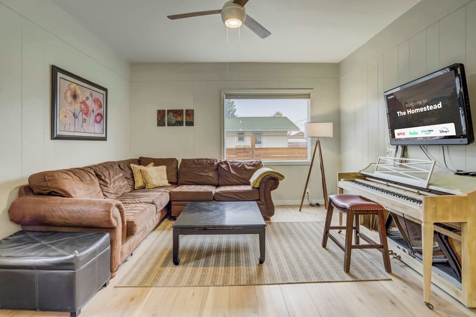 Welcome to The Homestead! A cozy and inviting retreat featuring a spacious living area with a plush leather sectional, a Smart TV, and a piano for music lovers. Perfect for relaxing after a day of exploring Buena Vista!.
