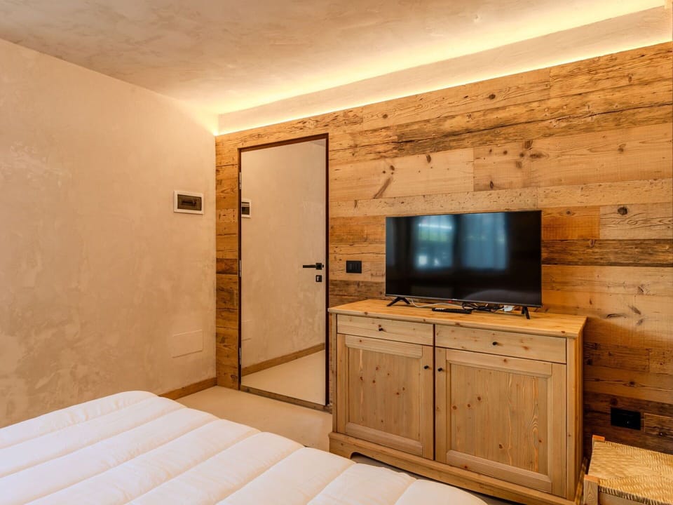 Wood, Interior Design, Ceiling, Flooring, Floor, Room, Apartment, Wood Stain, Hardwood, Plank