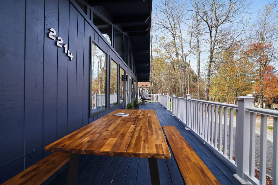 [Deck] Picnic table accommodates up to 6-8 people.