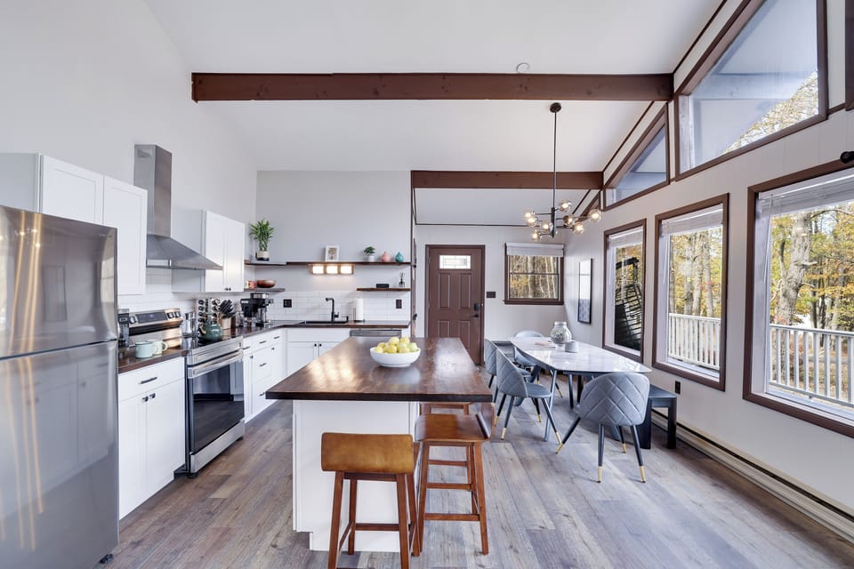 [Kitchen] Complimentary spice rack, olive & avocado oil + more