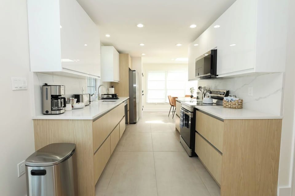 Full contemporary kitchen.