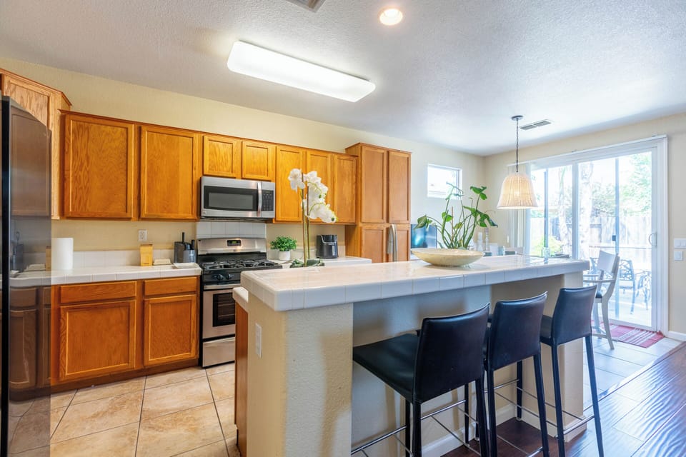 Full kitchen - Full-size fridge 