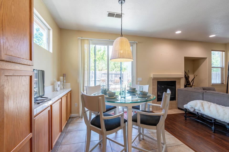 Cozy Breakfast nook