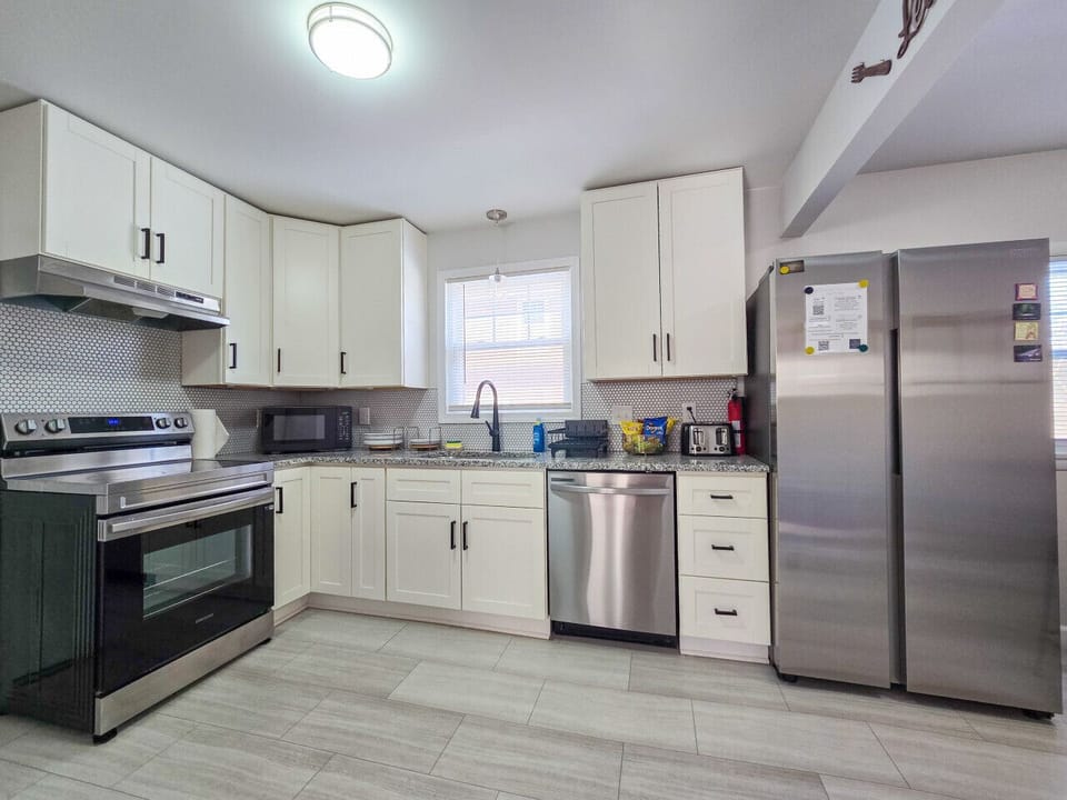 Fully stocked spacious kichen