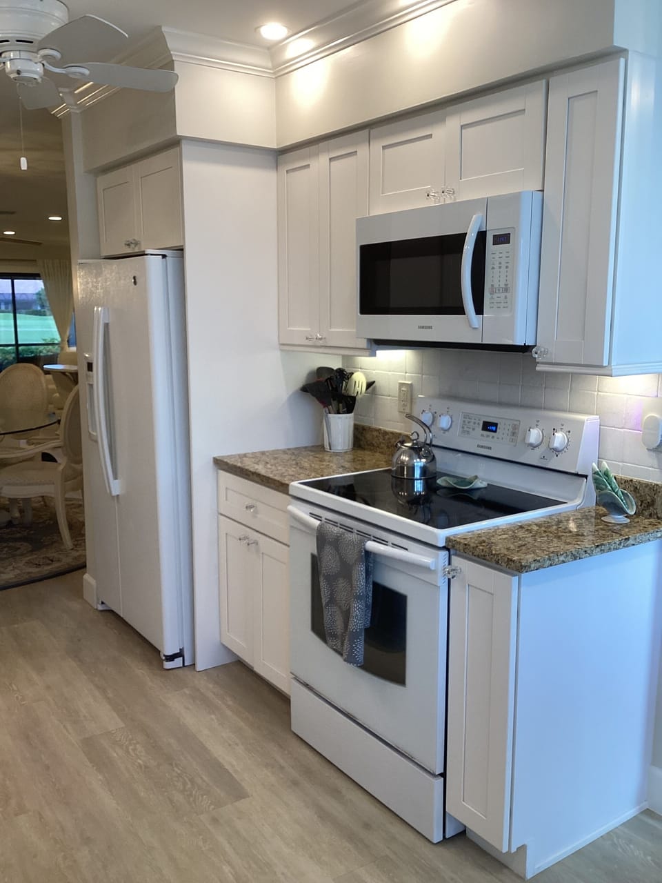 Well equipped kitchen, water and ice on refrigerator door