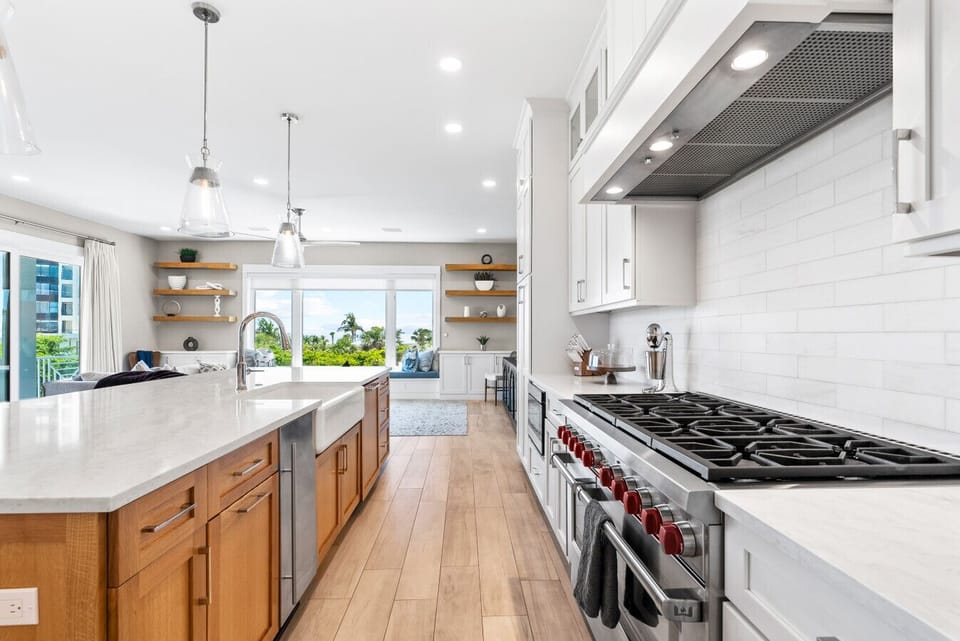 Wolf range w/ two ovens & 8 burners
