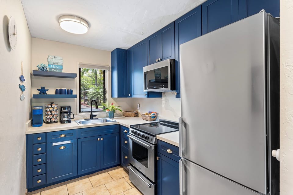 Full, fun kitchen!