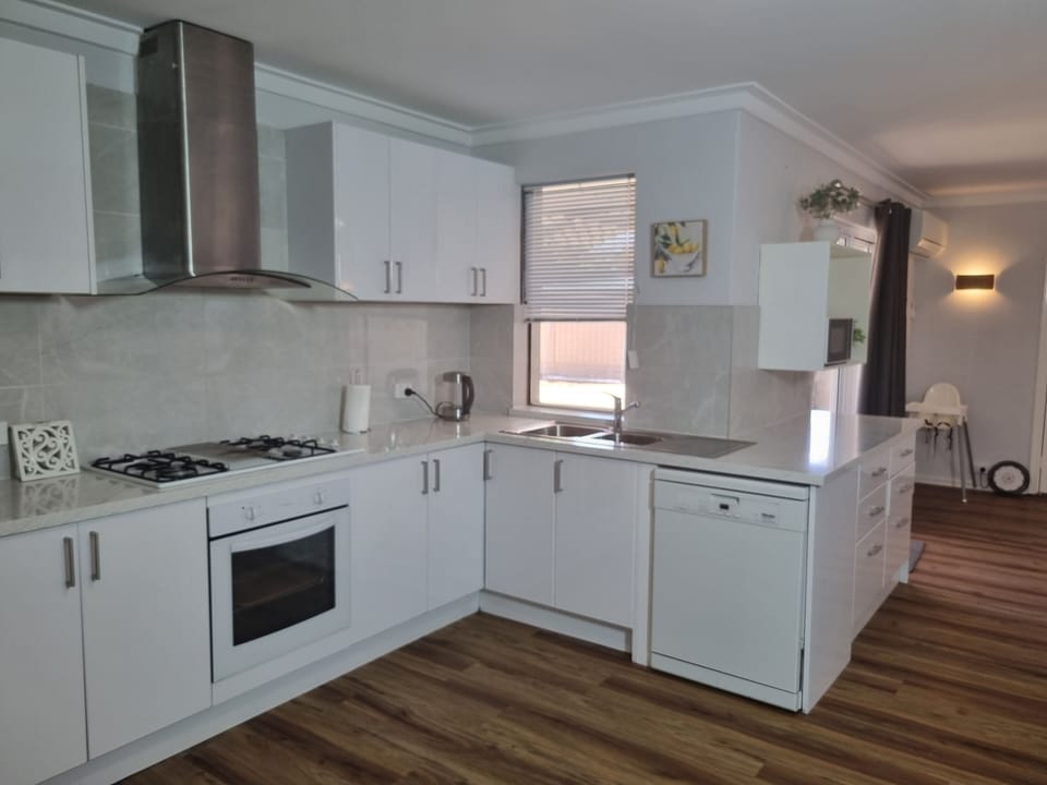 Cook up a storm in this amazing kitchen. Pots, pans, cutlery, crockery, bowls et