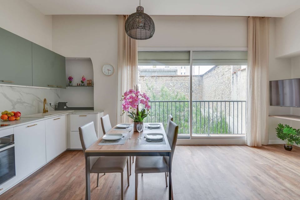 Fully equipped kitchen, quiet living room not overlooked