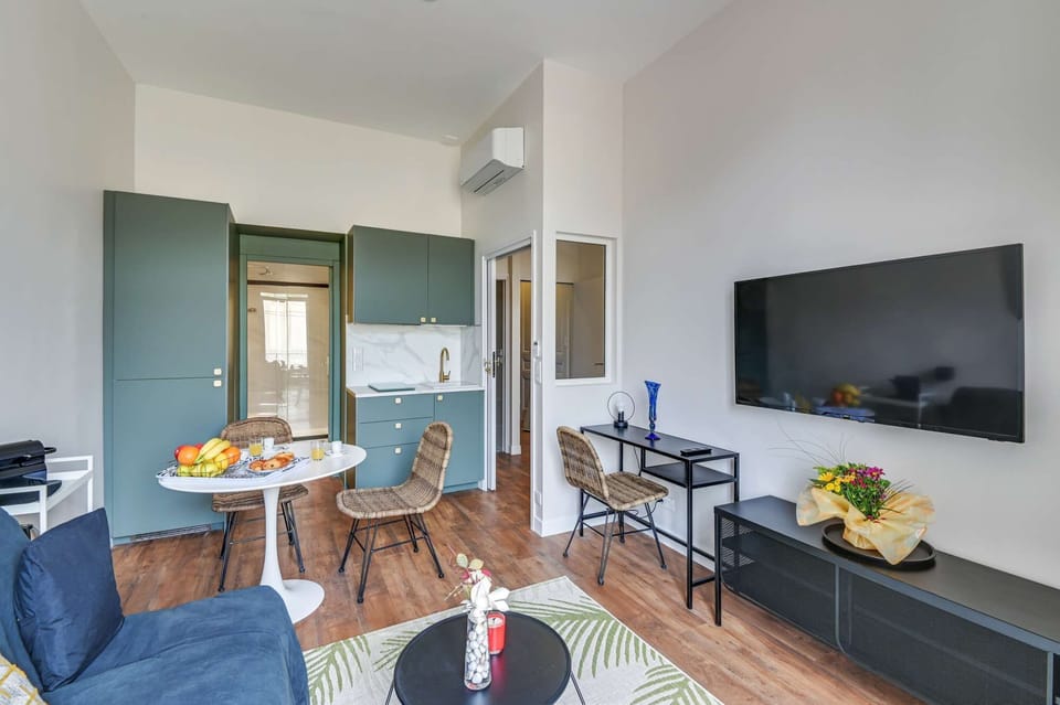Studio with a bed, wardrobe, 4K TV, fully equipped kitchenette, table for 4, and private bathroom. A mini, independent studio in this large apartment!