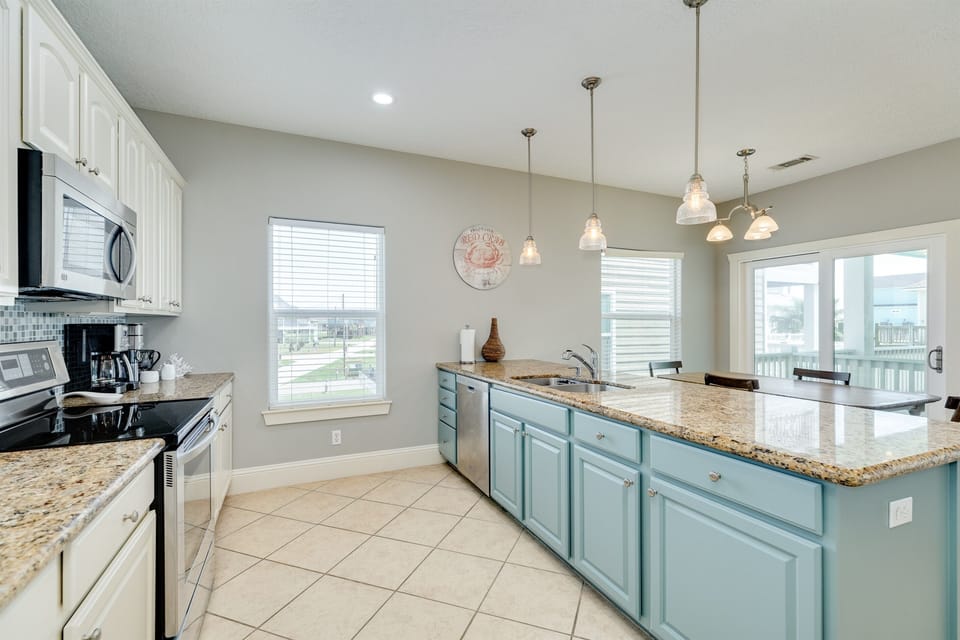 Fully equipped kitchen with everything you need to prepare meals for your hungry family after a day at the beach.