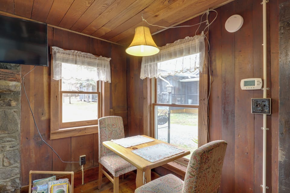 Studio | Dining Area | Dishware/Flatware | Trash Bags/Paper Towels