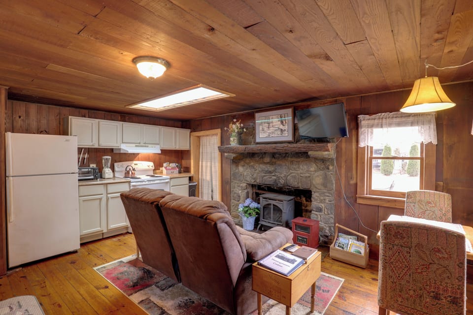 Studio | Queen Bed | Linens Provided | Smart TV