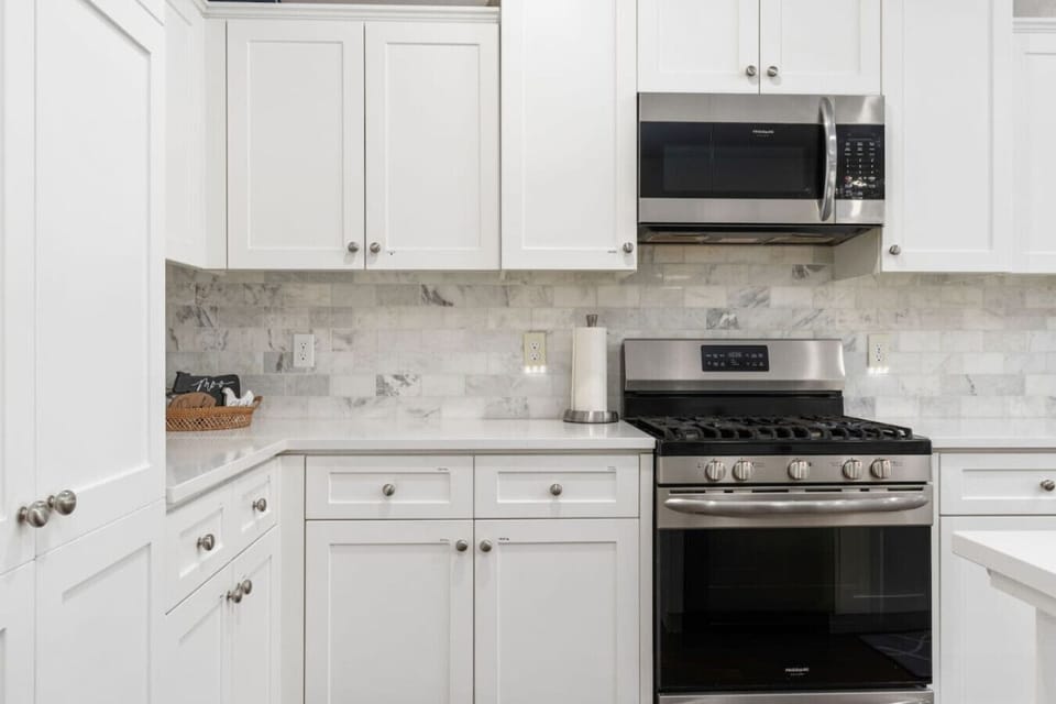 Fully Equipped Kitchen! This spacious kitchen features a microwave, stove, and oven—everything you need to prepare delicious meals with ease. Perfect for both quick bites and gourmet creations!