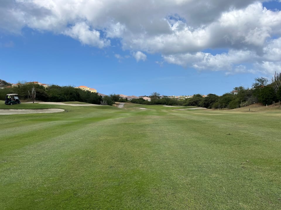 Beautiful golf course, 5-minute walk from the apartment 