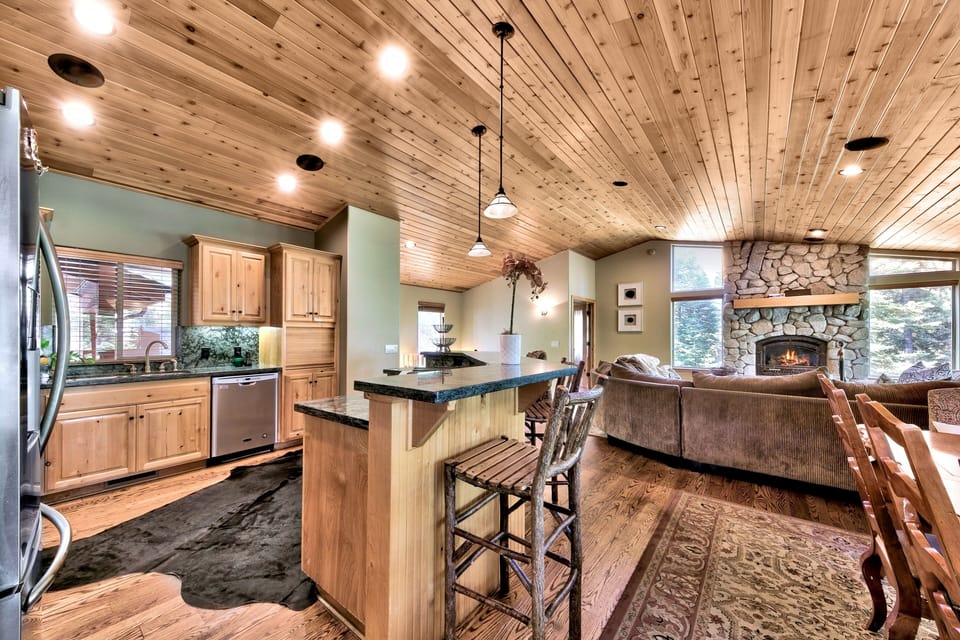 South Lake Tahoe Large Luxury Villa great room