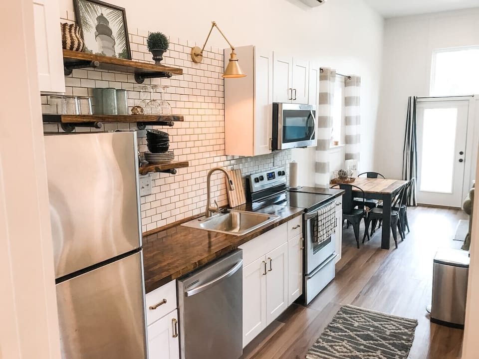 This is the cleanest Airbnb I’ve ever stayed in and Bonnie was very quick at responding. Check in was super easy and the location was private and nice! Absolutely will be coming back! - Laynee - April `22