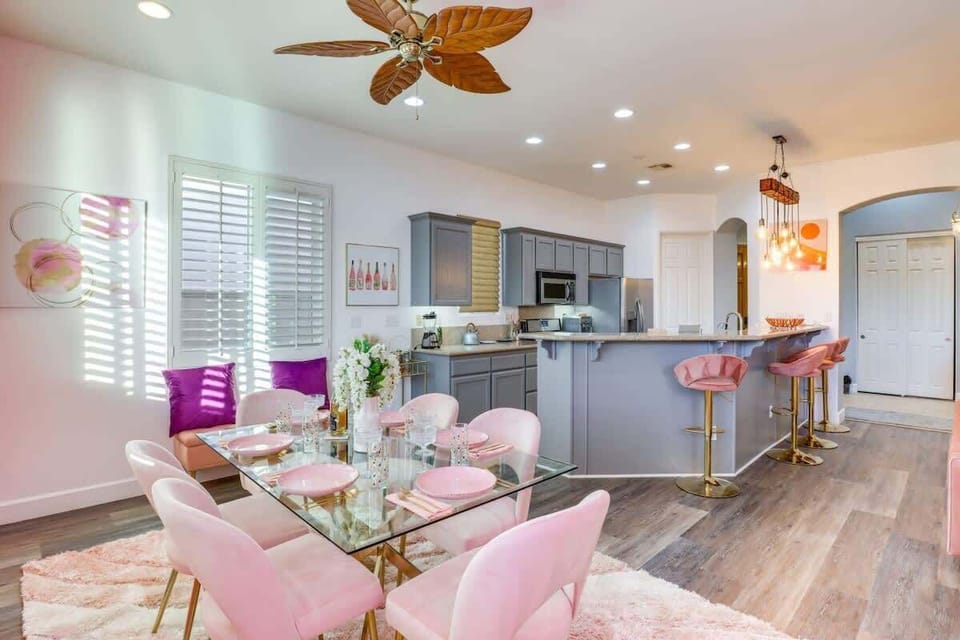 Ample seating for 6 at the kitchen table.