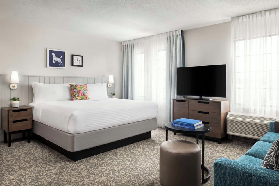 Unit with King bed. Exact unit will be assigned upon arrival. Views, colors, and decor may vary.
